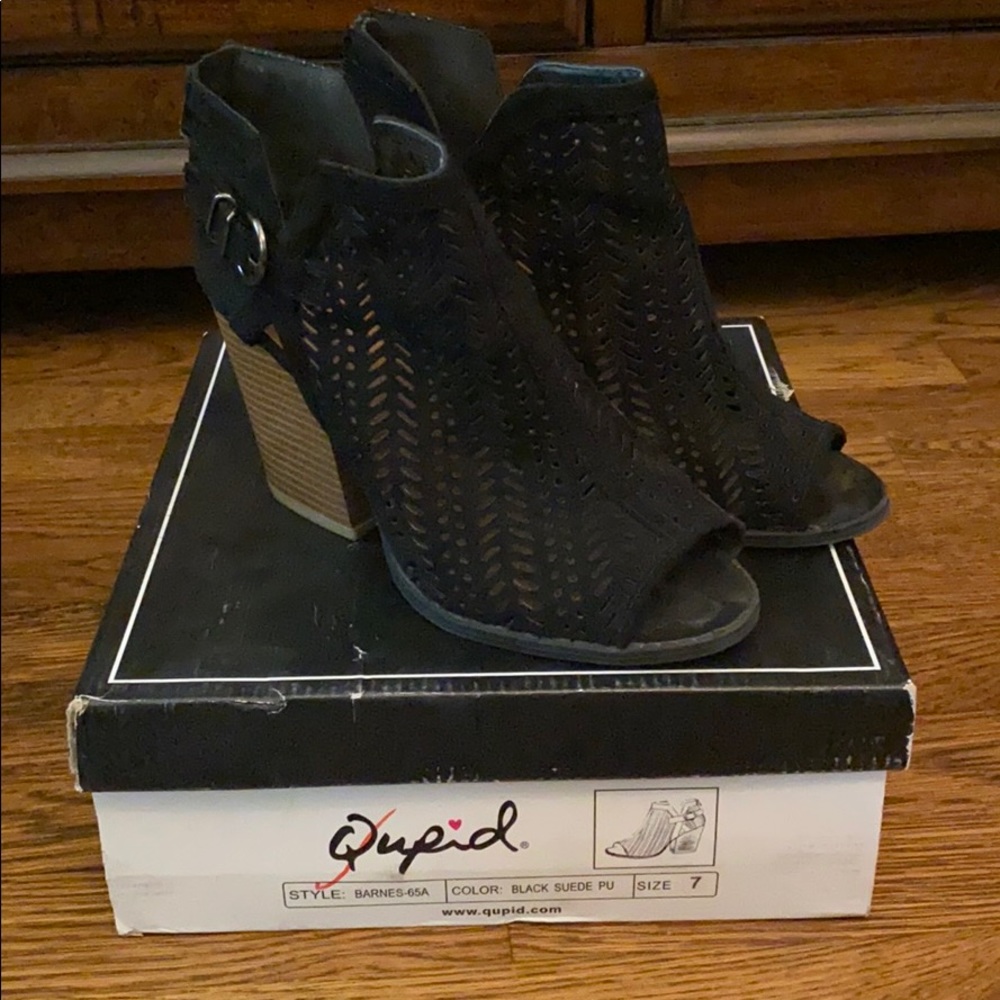 Super cute black booties!